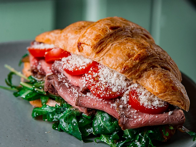 Croissant with roast beef: 