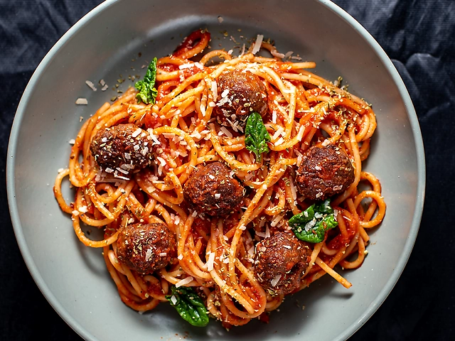 Спагетти с митболами: 