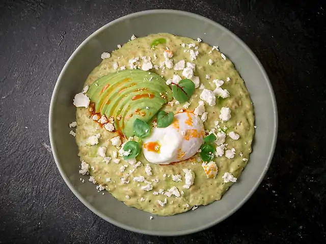 Солона вівсянка з авокадо та яйцем пашот