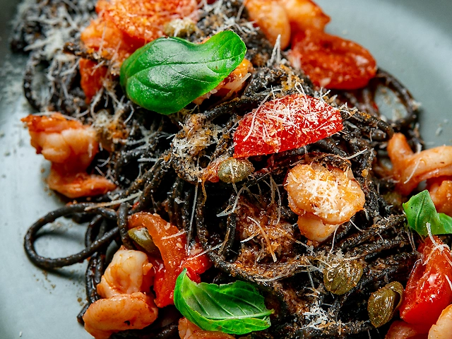 Чорні спагетті з креветками: 
