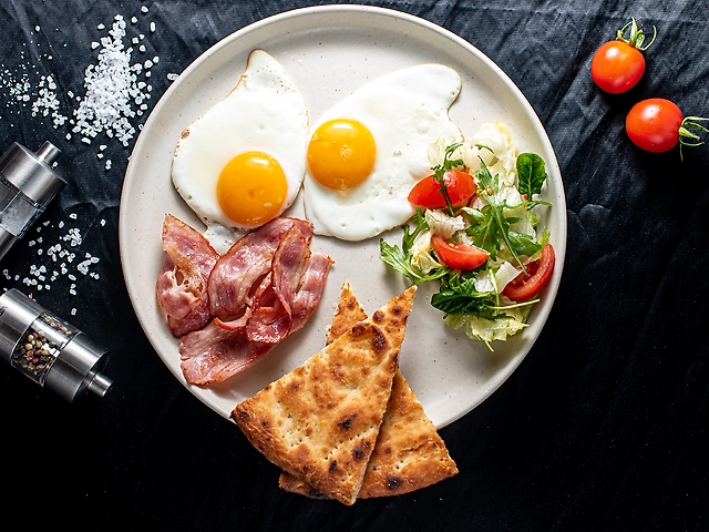 Sunny side up eggs with bacon: 