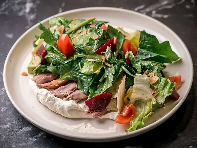 Теплий салат з качкою та пряною грушею