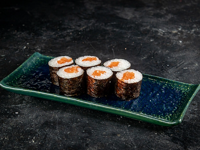 Maki roll with salmon