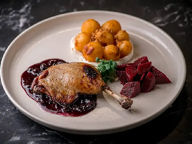 Качина  ніжка з пряною  грушею  та ніжною картоплею