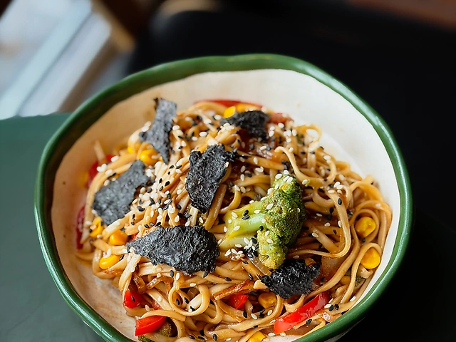 Локшина удон з овочами