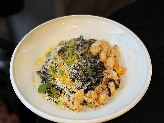 Паста з креветками та чорними спагеті