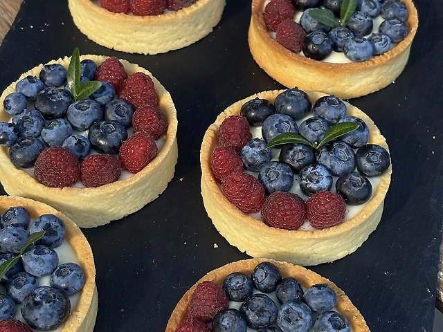 Тарта з заварним кремом і ягодами