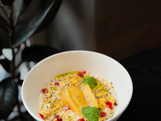 Вівсянка з грушею конфі