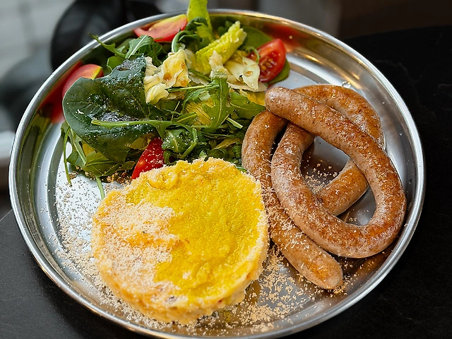 Ковбаски з картопляним пюре