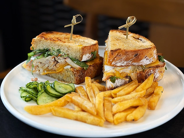 Сендвіч із курячим пастрамі