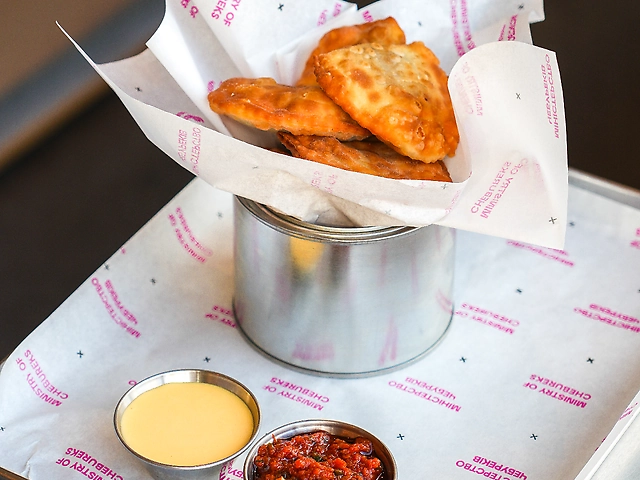 Міні-чебуреки з томленою яловичиною, подаємо з харісою та сирним соусом