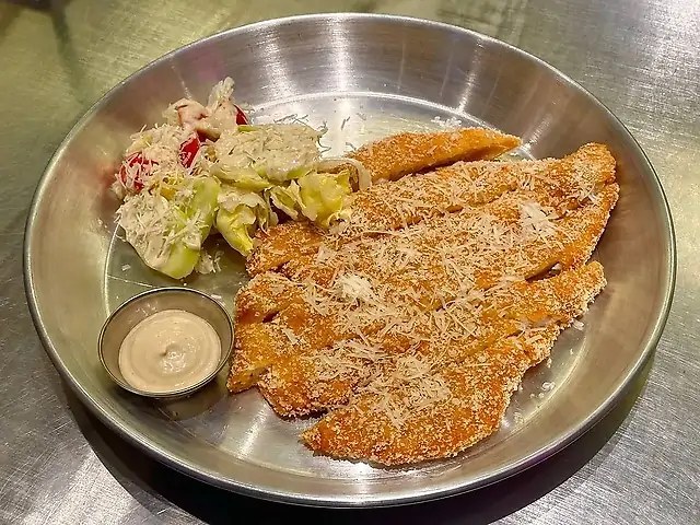 Шніцель з овочами та соусом Цезар