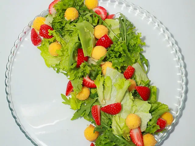 Салат з полуницею та сирними кульками
