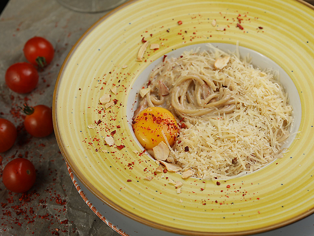Спагетті Карбонара з беконом та пармезаном