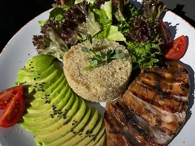 Салат з куркою, авокадо та кінуа