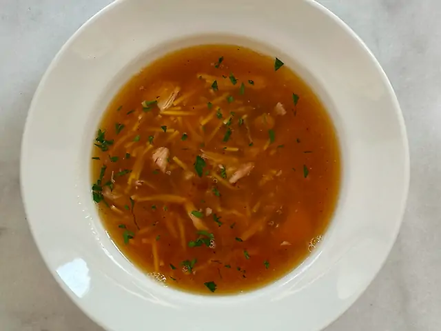 Курячий бульйон з пастою тальеліні