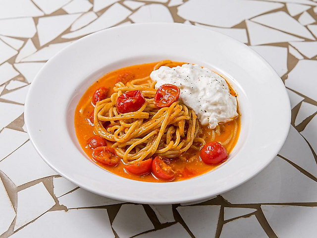 Спагеті з томатами та сиром Страчателла