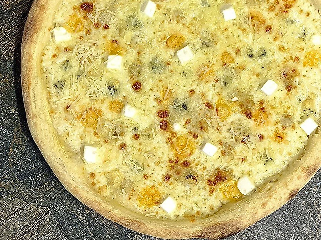 Піца 4 сири (quattro formaggi)