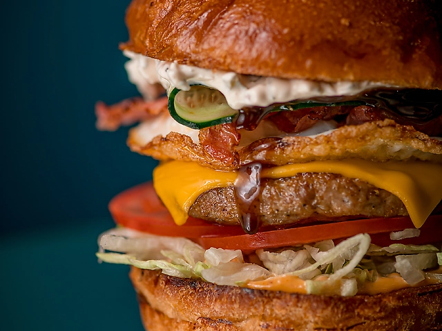 МЕНЮ бургер зі свининою та беконом