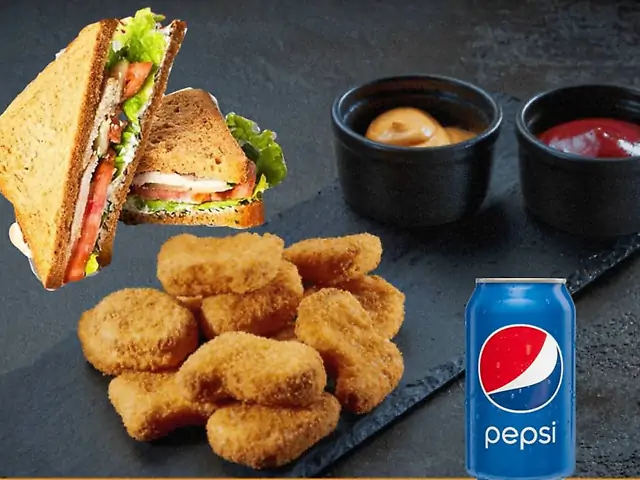Сендвіч з куркою нагетсами та pepsi