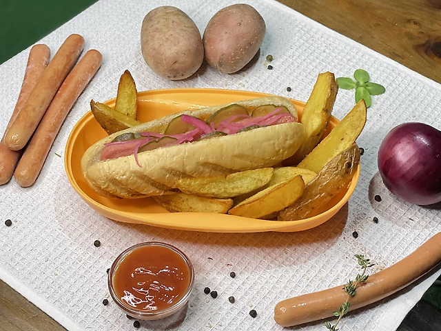 Hot dog with milk sausage and potatoes in the peasant style