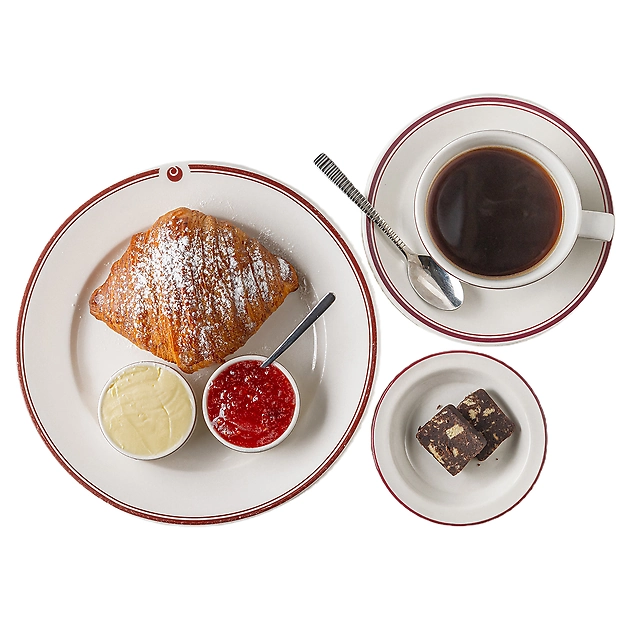 Круасан із джемом та маслом