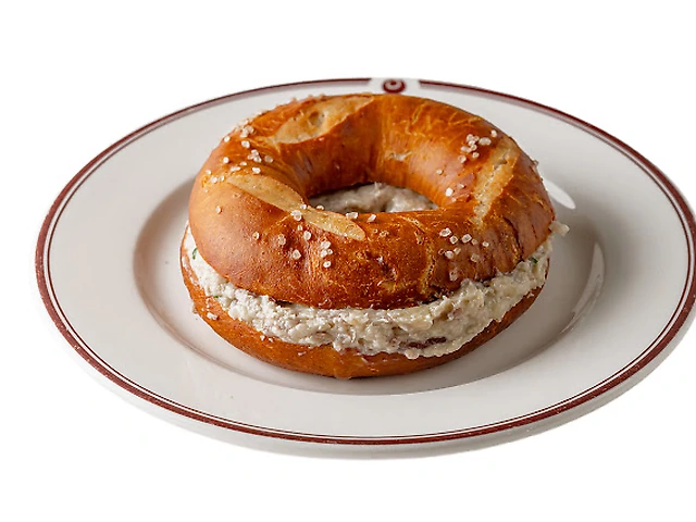 Одеський бублик з форшмаком та вершковим маслом