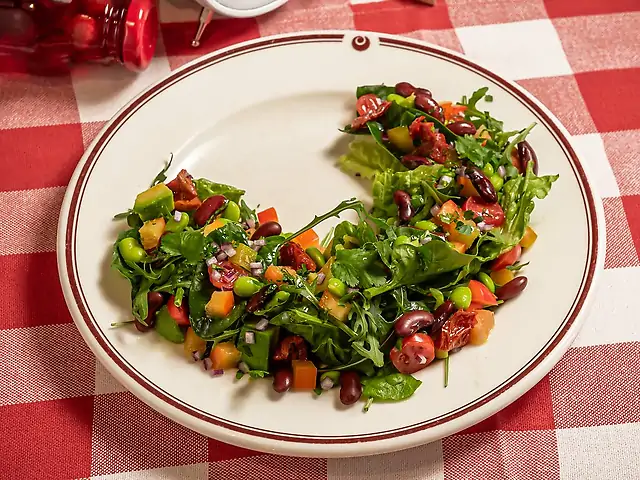 Салат з квасолею та бобами