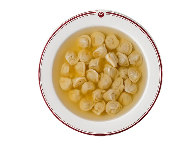 Пельмені з куркою у бульйоні