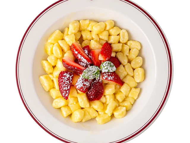 Ліниві вареники з сезонними ягодами