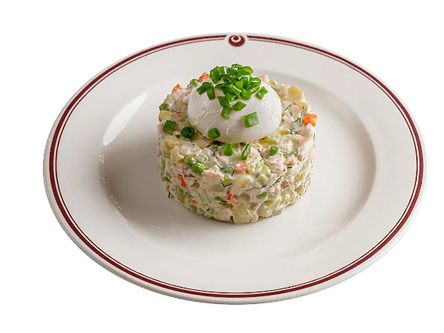 Олів'є з яйцем пашот