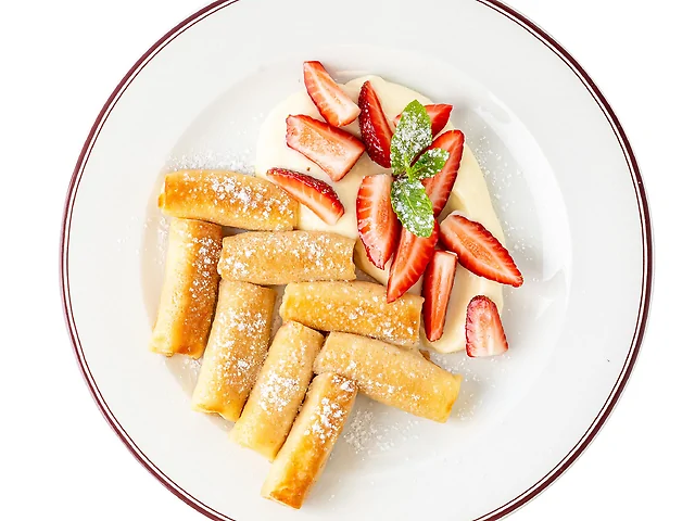 Тонкі млинці з сиром та сезонними ягодами