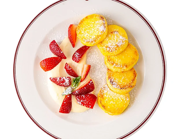 Сирники з сезонними ягодами