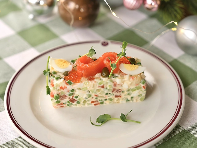 Олівʼє з лососем та ікрою