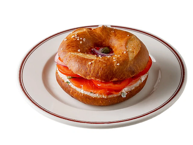 Бублик з лососем та каперсами