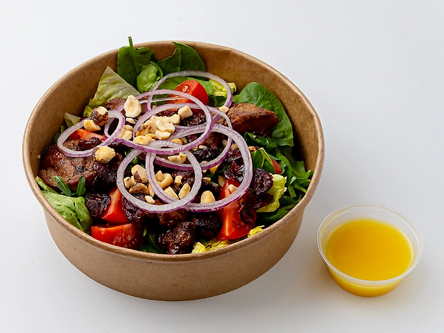 Салат із курячою печінкою та журавлиною