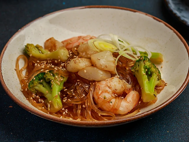 Rice noodles with shrimp and scallops