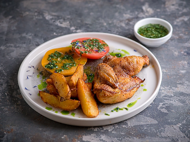 Половинка курча з соусом чімічурі та смаженою картоплею