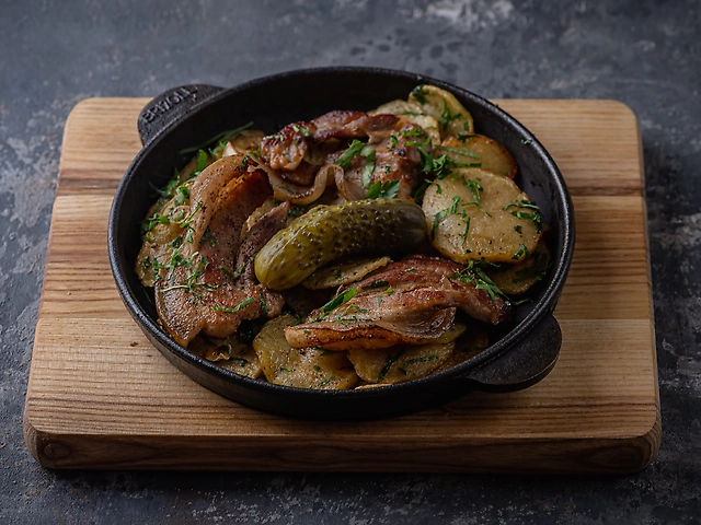 Картопля смажена з підчеревиною та кислим огірком