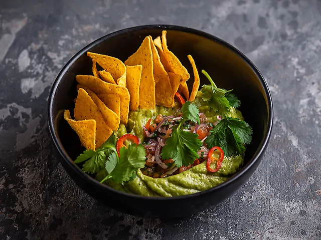 Начос з гуакамоле та томатною сальсою
