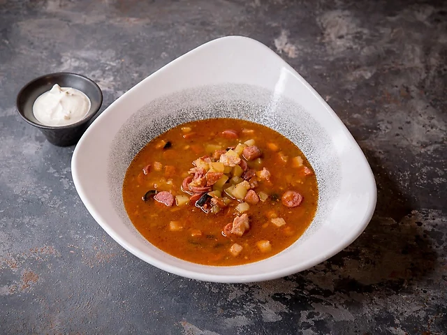 Фірмова солянка з чотирьох видів мяса зі сметаною