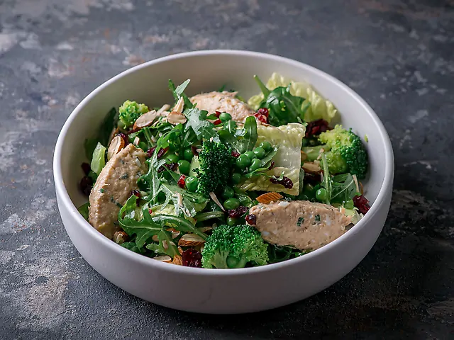 Легкий салат з тунцем та броколі