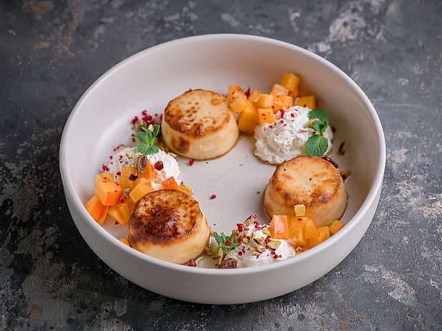 Сирники зі сметанним соусом та хурмою