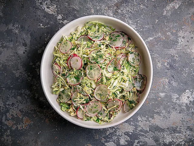 Салат з молодою капустою, редиски та домашньої олії
