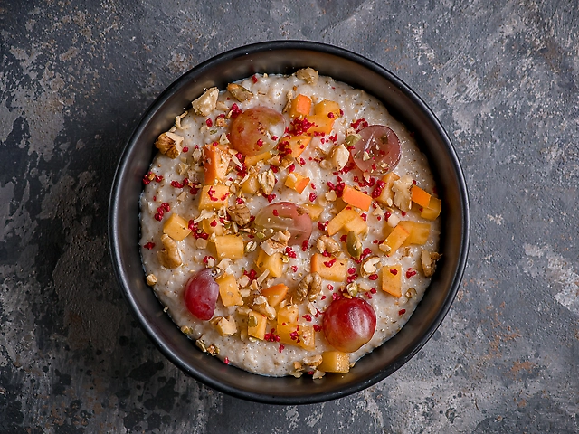 Класична вівсянка з виноградом, шароном та горішками