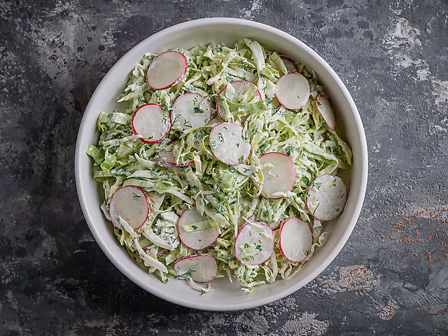 Салат з молодої капусти, редиски та сметани