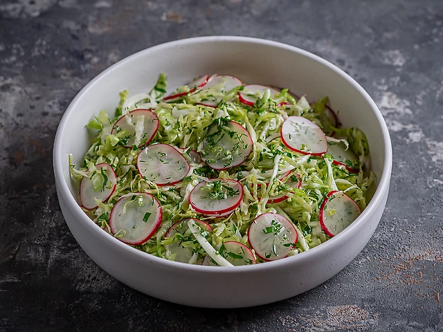 Салат з молодою капустою, редиски та домашньої олії