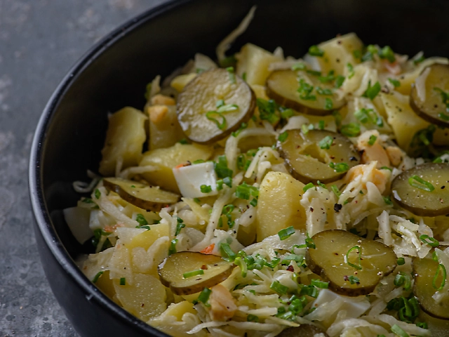 Бабусин салат з картоплею, яйцем, кислим огірком та зеленою цибулею