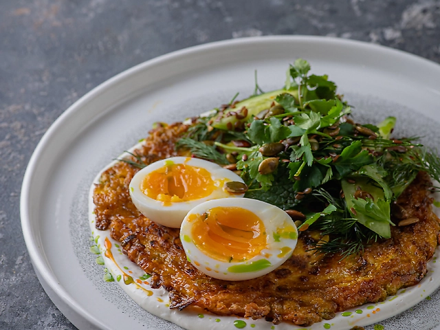 Оладки з гарбузом та морквою з кремово-сирним соусом та яйцем