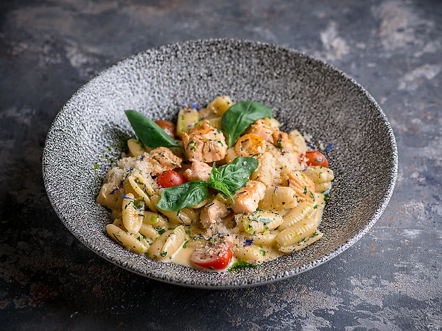 Паста з лососем, сирним соусом та базиліком